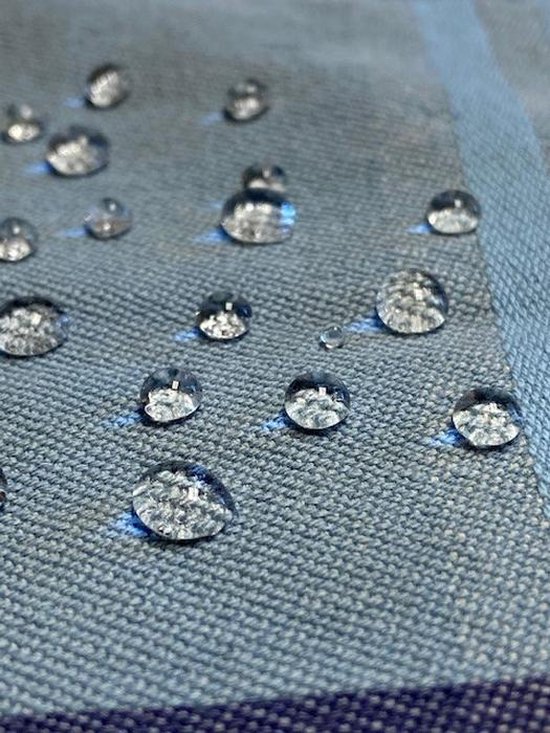 Waterdruppels op blauw textiel met verticale strepen.