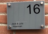 Naambordje voordeur Antraciet plexiglas 15 x 20 cm. Huisnummer rechtsboven naam linksonder.