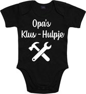 Baby romper met opdruk “Opa’s klushulpje”, (kraamcadeau) voor baby’s. Zwart met witte opdruk