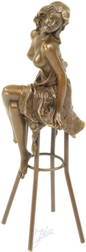 Dame sur chaise de bar - Statue en bronze - patine dorée - hauteur 25,6 cm