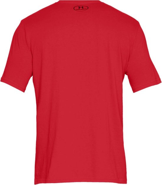 Rood T-shirt met korte mouwen en een zwarte Under Armour logo op de achterkant van de nek.
