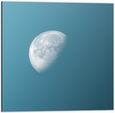 Dibond - Maan in Blauwe Lucht  - 50x50cm Foto op Aluminium (Wanddecoratie van metaal)