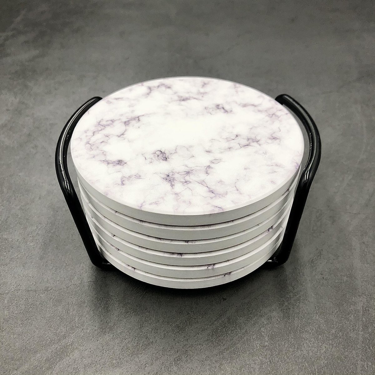 Maison Extravagante - Luxe onderzetters met marmer look voor glazen en mokken - Set van 6 - Wit- Inclusief zwarte metalen houder - Keramische onderzetters - Anti-slip - Rond — cadeau in Wonen & Interieur - foto 5