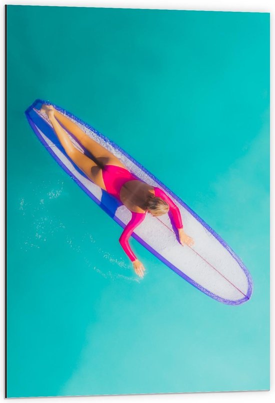 Dibond - Bovenaanzicht Vrouw op Surfplank - 60x90cm Foto op Aluminium (Wanddecoratie van metaal)