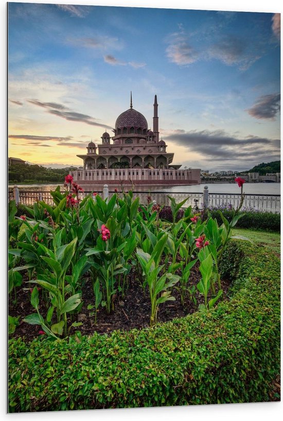 Dibond - Masjid Putra Moskee met Planten - 80x120cm Foto op Aluminium (Wanddecoratie van metaal)