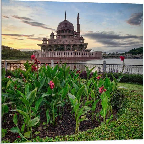 Dibond - Masjid Putra Moskee met Planten - 80x80cm Foto op Aluminium (Wanddecoratie van metaal)