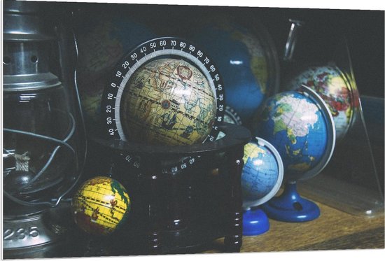 Forex - Vele Wereldbollen - 120x80cm Foto op Forex