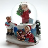 Sneeuwbol kerst winter-kinderen met meisje met kerstboom 9cm hoog