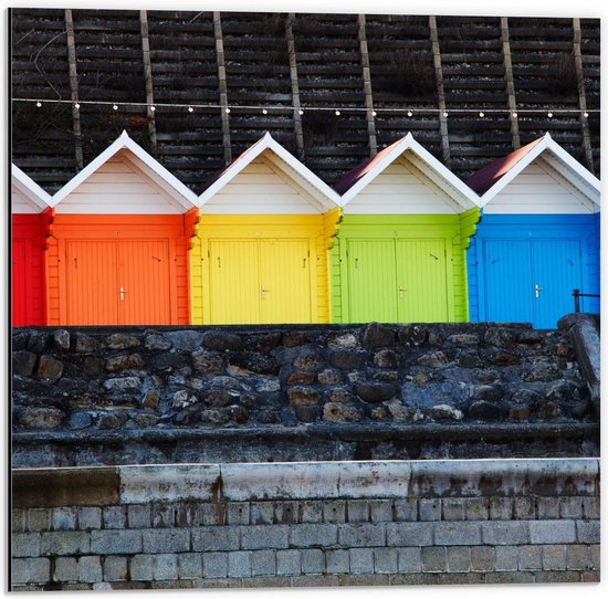 Dibond - Gekleurde Strandhuisjes op een rij - 50x50cm Foto op Aluminium (Wanddecoratie van metaal)