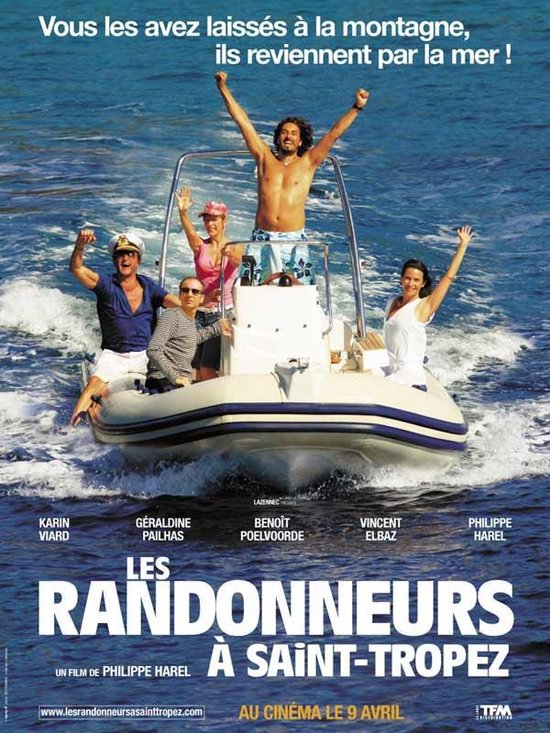 Filmaffiche: Les Randonneurs à Saint-Tropez. Vijf personen op een boot op zee. Geen details over kleding.