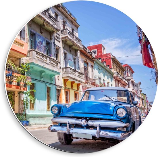 Forex Wandcirkel - Blauwe Auto in Straat in Cuba - 40x40cm Foto op Wandcirkel (met ophangsysteem)