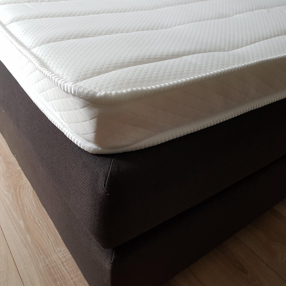 Luxe koudschuim HR55 medium topmatras 140x200x7cm met comfortabele Bamboo stoffering. Wij staan graag voor u klaar met deskundig advies per telefoon of mail. 06-29464669