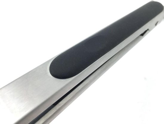 Gros plan d'une pince de cuisine en acier inoxydable avec une poignée en silicone noire.
