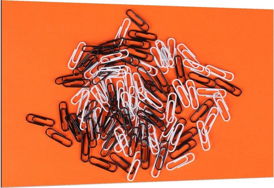 Dibond - Zwart Witte Paperclips Oranje Achtergrond - 150x100cm Foto op Aluminium (Wanddecoratie van metaal)