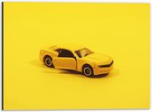 Dibond - Gele Auto op Gele Achtergrond - 40x30cm Foto op Aluminium (Met Ophangsysteem)