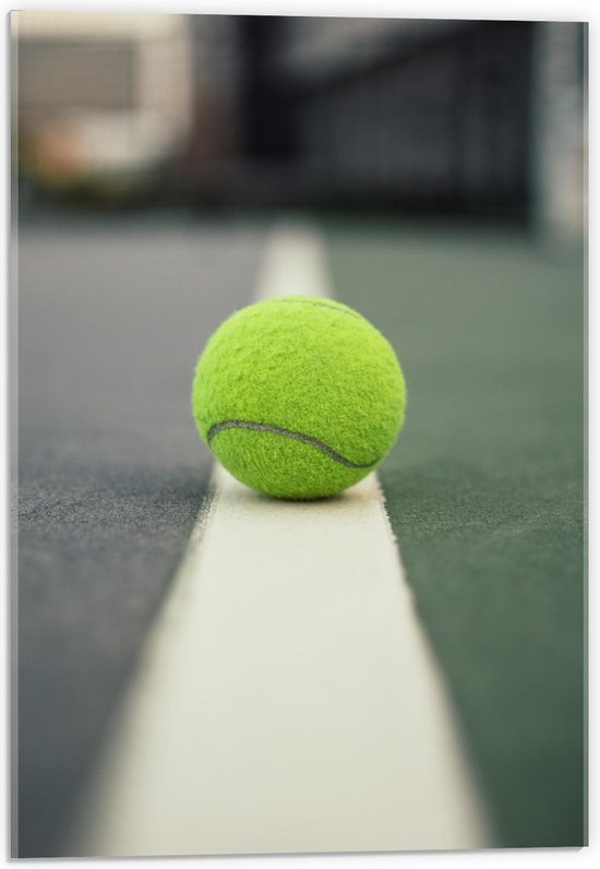 Acrylglas - Tennisbal op Witte Lijn - 40x60cm Foto op Acrylglas (Met Ophangsysteem)