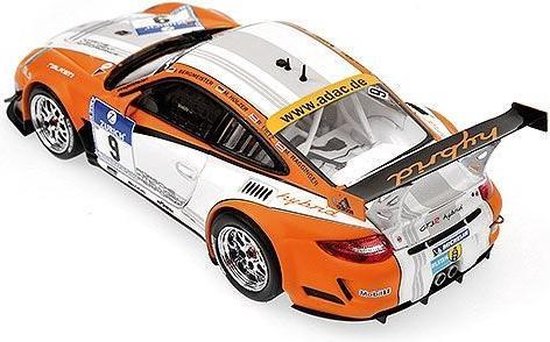 De 1:43 Diecast Modelcar van de Porsche 911 GT3R Hybrid #9 van de 24H Nurburgring 2010. De drivers waren Bergmeister / Lietz / Holzer en Ragginger.De fabrikant van het schaalmodel s Minichamps.Dit model is alleen online beschikbaar. - MINICHAMPS