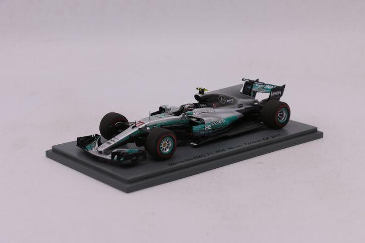 1:43 Mercedes AMG Petronas Hybrid F1 Team WO8 #77 Gp Rusland 2017 V. Bottas Spark modelautos