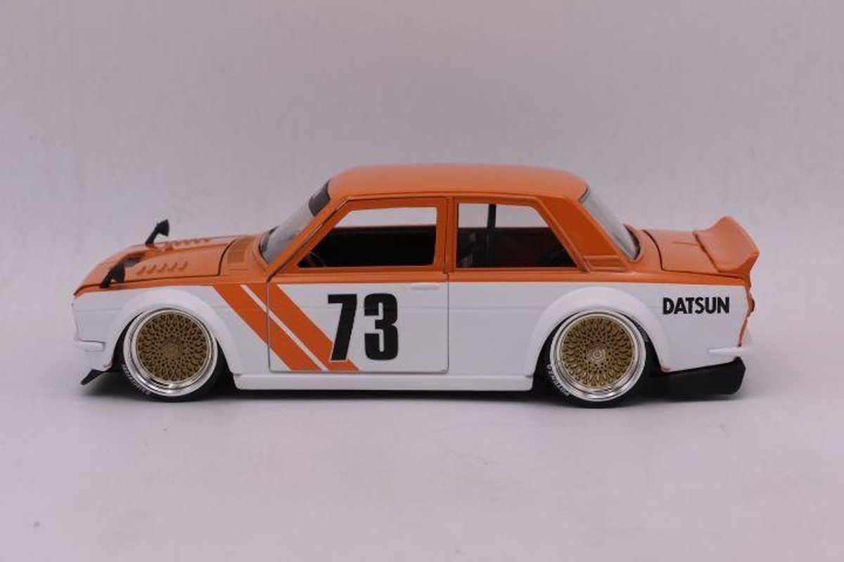 1973 Datsun 510 widebody oranje/wit 1:24 JDM Tuners | bol.com