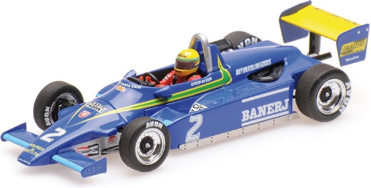 De 1:43 Diecast modelauto van de Ralt Toyota RT3 # 2 van de 1e F3 overwinning in Thruxton in 1982.De bestuurder was Ayrton Senna.De fabrikant van het schaalmodel is Minichamps.Dit model is alleen online beschikbaar.