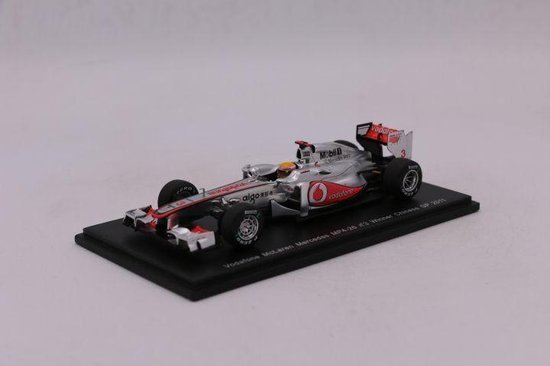 Zilveren Vodafone McLaren Mercedes MP4-26 met rode accenten en nummer 3. Winnaar Chinese GP 2011.