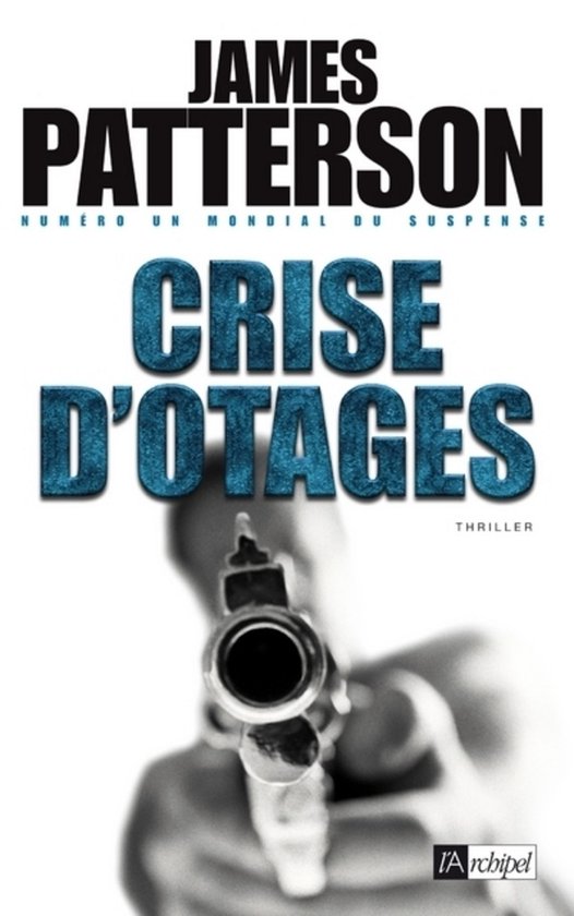 Livre "Crise d'otages" de James Patterson. Un pistolet est présenté du point de vue du spectateur.