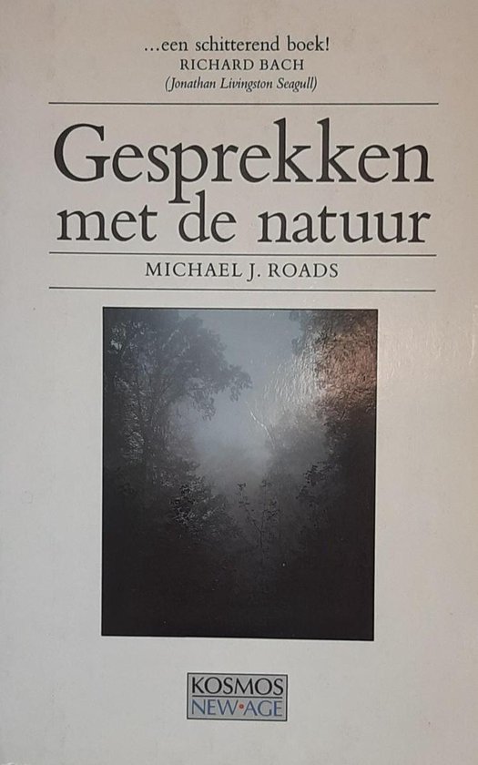 Livre 'Gesprekken met de natuur' de Michael J. Roads avec une image de forêt brumeuse.