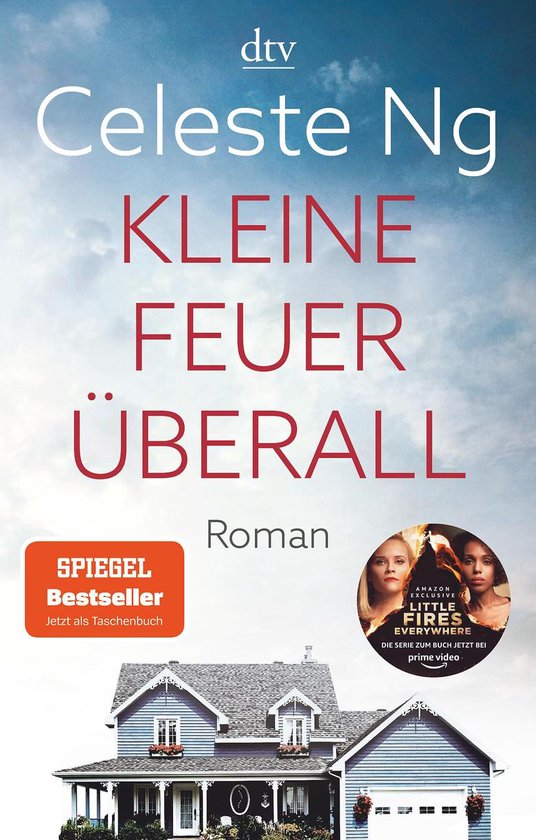 Boekomslag van 'Kleine Feuer überall' van Celeste Ng. Met blauw huis, een luchtafbeelding en de tekst 'SPIEGEL Bestseller'.