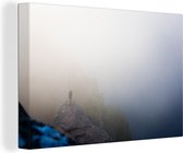 Canvas Schilderij Een reiziger in de mist - 90x60 cm - Wanddecoratie