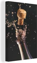 Canvas Schilderij Een kurk die uit een fles champagne schiet - 40x60 cm - Wanddecoratie