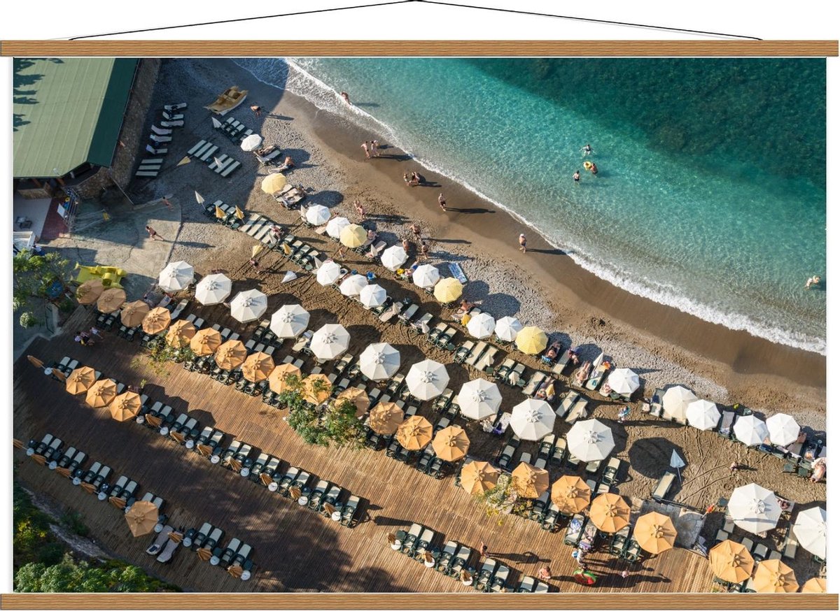 Schoolplaat – Groot Strand met Parasols en Blauwe Zee - 120x80cm Foto op Textielposter (Wa