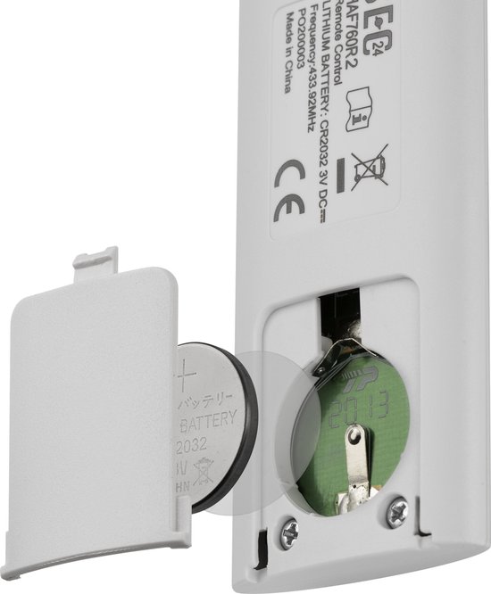 Batterij compartiment van een witte afstandsbediening met een CR2032 batterij.