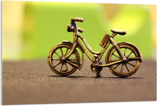 Acrylglas - Gouden Mini Fiets op Groen Achtergrond  - 120x80cm Foto op Acrylglas (Wanddecoratie op Acrylglas)