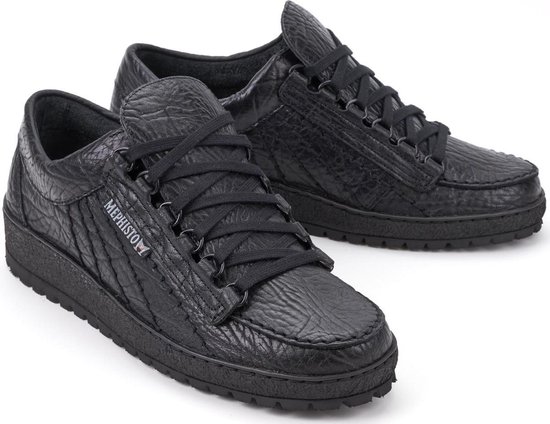 Twee zwarte Mephisto veter schoenen met dikke zolen en krokodillenleren textuur, op een witte achtergrond.