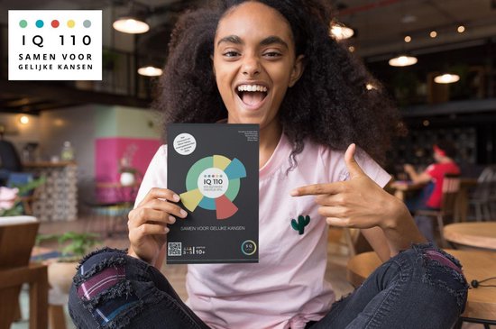 Een vrolijk meisje met krullend haar wijst naar het spel IQ 110 dat ze vasthoudt.