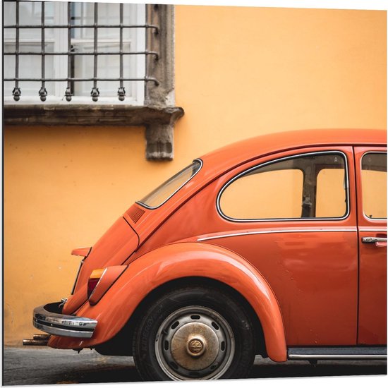 Dibond - Oranje Auto voor Oranje Muur - 80x80cm Foto op Aluminium (Met Ophangsysteem)