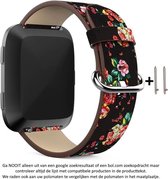 Roodzwart leren bandje met bloemen geschikt voor Fitbit Versa (1) / Versa 2 / Versa Lite - gespsluiting – Rood Zwarte Lederen Armband - Leder - Bloemen - Pioenrozen - Rozen