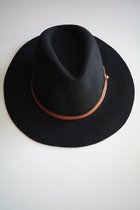 Western hoed met leren riempje