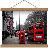 Schoolplaat – Rode Bus en Telefooncel in Londen - 40x30cm Foto op Textielposter (Wanddecoratie op Schoolplaat)