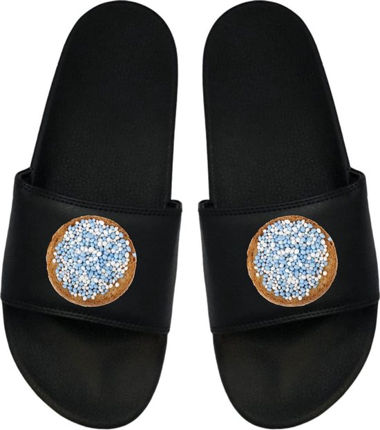 Zwarte slippers met op de band een ronde afbeelding van hagelslag.