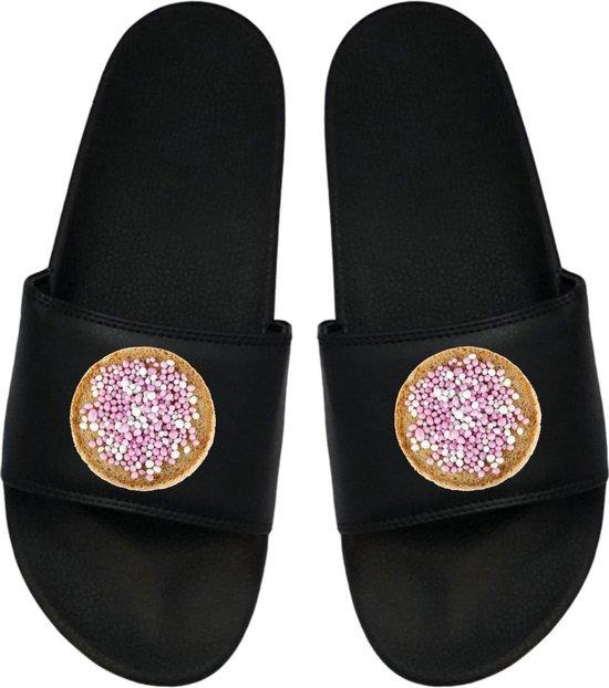 Zwarte badslippers met op de bandjes roze en witte muisjes op een beschuit.