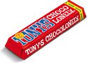 Een rode Tony's Chocolonely reep met de tekst 'TONY'S CHOCO LONELY' in witte letters.