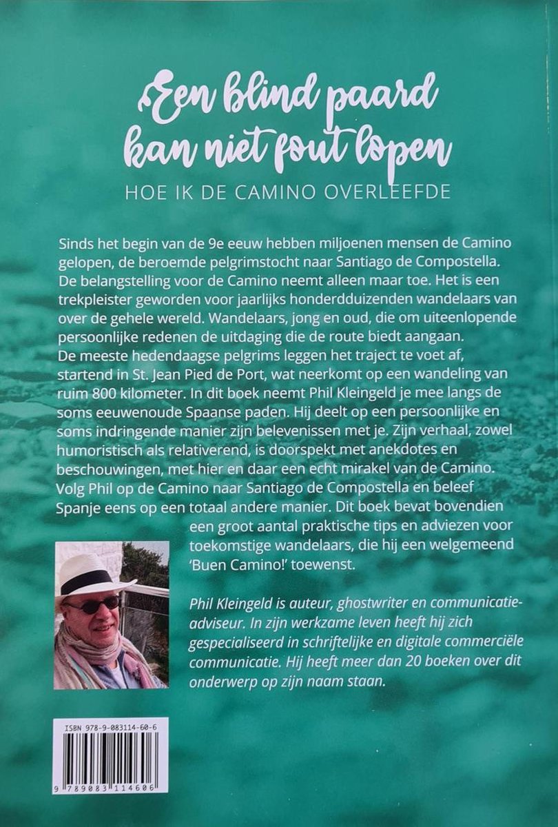 Achterkant boek met tekst en een foto van Phil Kleingeld, met de titel 'Een blind paard kan niet fout lopen'.