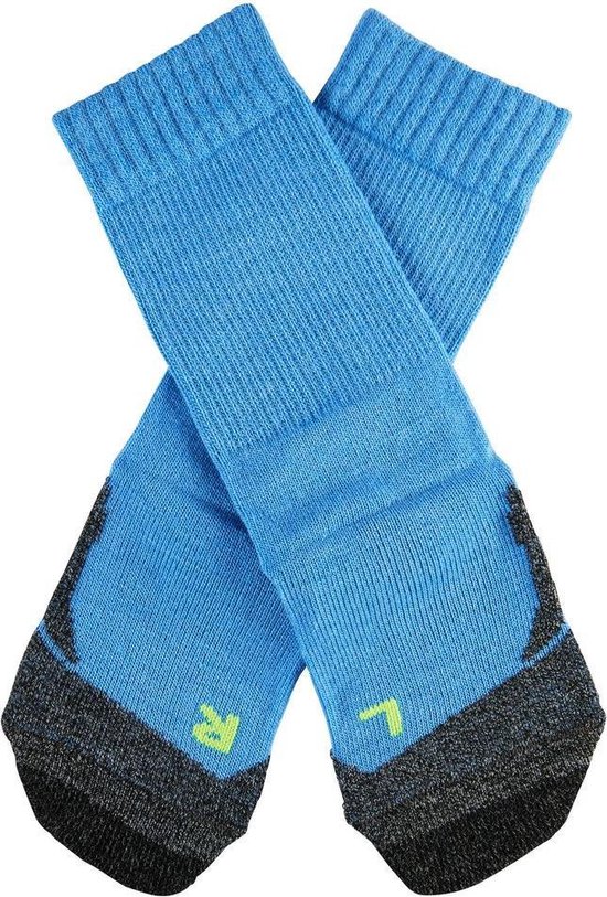 Blauwe sokken met zwarte en felgroene accenten, gebreid