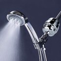 Chroomkleurige douchekop met waterstraal en Vitamo douchefilter. De waterstraal is zichtbaar uit de douchekop.