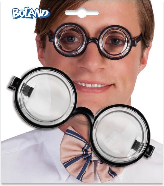 Verpakking met man, strikje, Boland logo, en ronde, zwarte bril met dikke glazen.