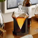 MikaMax Whiskey Karaf Diamant - Whiskey Decanter - Optimaal Behoudt van Whiskey Smaak - Inclusief Eiken Voet, Ijstang, Trechter, Fluwelen Zakje met 9 Whisky Stenen - 850ml Image