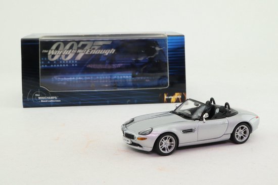 Zilverkleurige BMW Z8 cabriolet modelauto met zwarte kap, naast de displayverpakking 'The World Is Not Enough'.