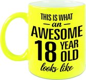 Awesome 18 year cadeau mok / beker neon geel 330 ml