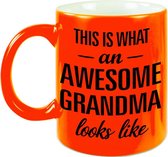 Awesome grandma / oma neon oranje cadeau mok / beker 330 ml